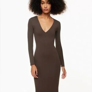 Aritzia Babaton Contour V Neck Longsleeve Bodycon Dress